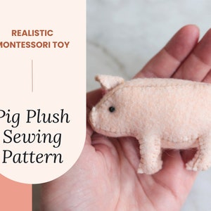 Puede incluir: Un juguete de peluche de cerdo rosa de fieltro, un juguete Montessori realista, en una mano.  Patrón de costura de cerdo de peluche.
