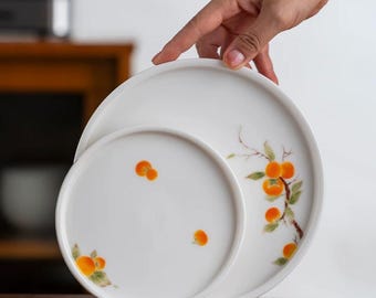 Piatti in ceramica dipinti a mano in stile cinese, ideali per servire frutta e dessert.
