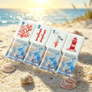 K&ouml;nnte beinhalten: Vier rechteckige Mahjong-Spielsteine mit wei&szlig;en Oberseiten, die rote und blaue Illustrationen von Korallen, einer M&ouml;we und einem Leuchtturm zeigen, kombiniert mit transparenten Harzsockeln mit blauen und goldenen Wirbelmustern.