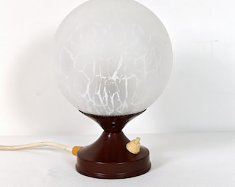 Lámpara de mesa vintage de mediados de siglo / Lámpara de mesita de noche de la era espacial de Yugoslavia de los años 70 / Lámpara de globo con forma de hongo color marrón chocolate / Cristal esmerilado veteado
