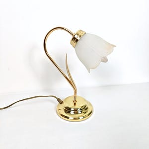 Vintage messing tafellamp met matglazen kap – tulp bloemendessin – Europese bureaulamp uit het midden van de eeuw – retroverlichting uit de jaren 80