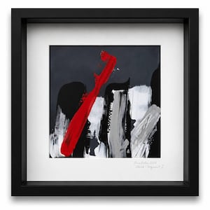 Könnte beinhalten: Gerahmter Kunstdruck mit abstrakter Kunst. Das Kunstwerk zeigt kräftige Pinselstriche in Rot, Schwarz, Weiß und Grau vor einem dunkelgrauen Hintergrund. Das Werk trägt den Titel "Sketch - Fragment I".