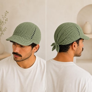 Peut inclure: Une casquette de baseball en crochet vert sauge avec un motif côtelé texturé, une visière structurée et une série de petites découpes circulaires sur le côté. L'arrière de la casquette présente un nœud avec deux extrémités courtes.