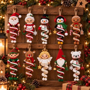 Può includere: Un set di dieci decorazioni natalizie all'uncinetto appese a un supporto in legno. Le figure includono Babbo Natale, la signora Natale, un pupazzo di neve, un pinguino, un omino di pan di zenzero, un elfo, una renna, un angelo, uno gnomo e un orso polare.