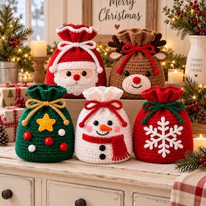 Pode incluir: Cinco sacos de presente em crochê com cordão e designs natalinos: um Papai Noel vermelho, uma rena marrom, uma árvore de Natal verde com estrela amarela, um boneco de neve branco com cachecol vermelho e um saco vermelho com um floco de neve.