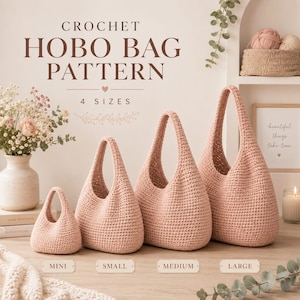 Könnte beinhalten: Vier altrosa gehäkelte Hobo-Taschen in den Größen Mini, Klein, Mittel und Groß. Der Text CROCHET HOBO BAG PATTERN 4 SIZES steht über den Taschen, mit den Beschriftungen MINI, SMALL, MEDIUM und LARGE unter jeder entsprechenden Tasche.