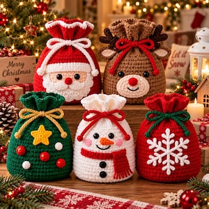 Könnte beinhalten: Fünf gehäkelte Geschenktüten mit Kordelzug und weihnachtlichen Motiven: ein Weihnachtsmann, ein Rentier mit Geweih, ein grüner Weihnachtsbaum mit gelbem Stern, ein Schneemann mit rotem Schal und eine rote Tasche mit weißem Schneeflockenmuster.