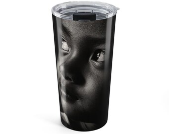 Vaso de 20 oz con retrato en blanco y negro / Rostro de niño emotivo, impresión fotográfica