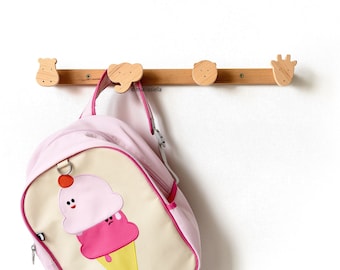 Handgemaakte houten kapstok met dierenhaken - decoratie safari kinderkamer