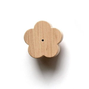 Peut inclure: Un bouton en bois en forme de fleur avec un petit trou au centre.