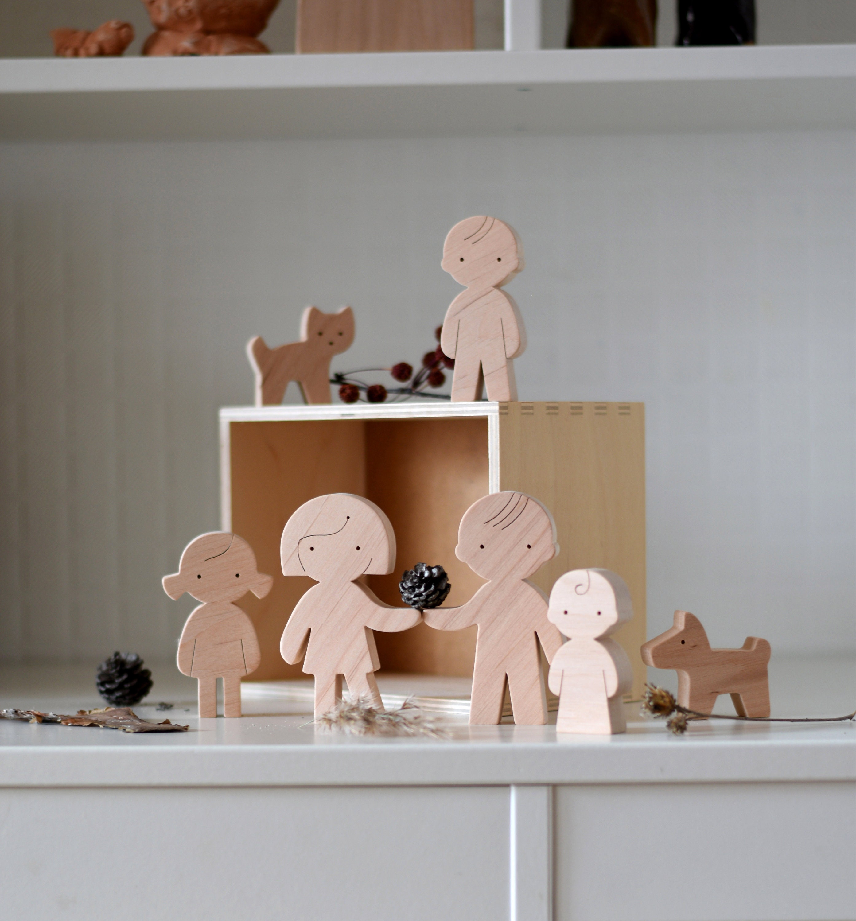 Figurines de Famille en Bois Personnalisées - Portrait Personnes avec Animaux Compagnie