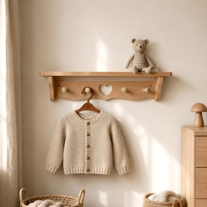 Wandregal aus Holz fürs Kinderzimmer mit Haken, Hakenleiste im Shaker-Stil mit Herzausschnitt