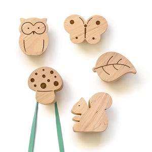 Woodland kinderkamer muurhaak - konijn, bloem, eikel, paddenstoel, slak, blad, vlinder, uil, aardbei - kinderkamerinrichting in het bos