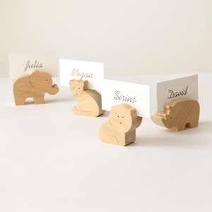 Plaatskaarthouders Safaridieren - houten babyshower naamkaarthouders - kinderverjaardag gepersonaliseerde tafeldecoratie
