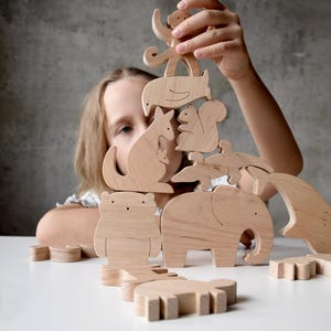 Houten dierenstapelspeelgoed: montessori-balancerende figuren