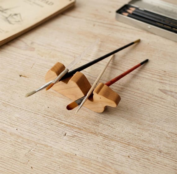 Wooden Camel Brush Holder – Maple Wood Calligraphy Pen Rest – Artist Desk Accessory