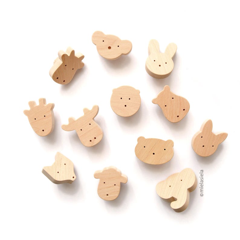 Puede incluir: Un conjunto de 12 ganchos de pared de madera con forma de animales, cada uno con un dise&ntilde;o animal diferente. Los ganchos est&aacute;n hechos de madera natural y tienen un estilo simple y minimalista. Son perfectos para a&ntilde;adir un toque de fantas&iacute;a a cualquier habitaci&oacute;n.