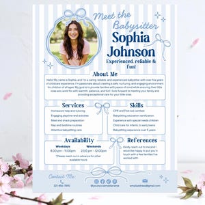 Può includere: Un volantino a strisce blu e bianche con la foto di una giovane donna sorridente. Il volantino pubblicizza servizi di babysitter con il testo "Meet the Babysitter Sophia Johnson" e include informazioni sull'esperienza della babysitter, i servizi, le competenze, la disponibilità e le informazioni di contatto.