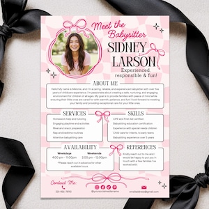 Può includere: Un volantino rosa e bianco con la foto di una giovane donna sorridente. Il volantino pubblicizza servizi di babysitter con il nome Sidney Larson. Il volantino include informazioni sull'esperienza della babysitter, i servizi, le competenze, la disponibilità, i riferimenti e le informazioni di contatto.