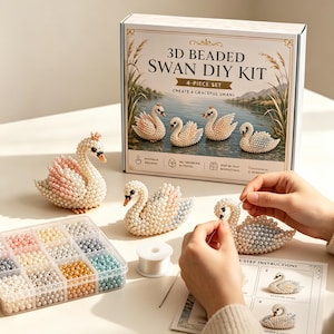 Może przedstawiać: Zestaw do samodzielnego wykonania łabędzi z koralików 3D z napisem 3D BEADED SWAN DIY KIT 4-PIECE SET, zawierający dwie gotowe figurki łabędzi, przezroczysty organizer z kolorowymi koralikami, szpulkę nici oraz arkusz z instrukcją wykonania.