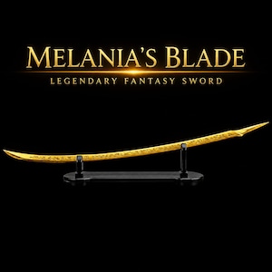 Può includere: Una spada dorata curva con intricati motivi incisi lungo la lama, appoggiata orizzontalmente su un supporto nero in due pezzi. Il testo MELANIA'S BLADE LEGENDARY FANTASY SWORD è visualizzato in lettere dorate sopra la spada.
