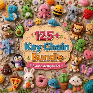 Pode incluir: Uma coleção de porta-chaves de crochê coloridos com vários animais, alimentos e formas, incluindo um dinossauro, uma abelha, um coala e uma fatia de pizza. Uma placa central de madeira exibe o texto 125+ Key Chain Bundle AuraStudioDigitalArt.