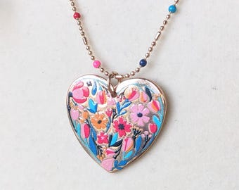 Collar vintage de corazón floral: colgante de flor de metal esmaltado, joya primaveral con estilo cottagecore. Regalos para Pascua y el Día de la Madre.