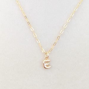 小さなゴールドフィルドのパーソナライズされたイニシャルネックレス：繊細なバルーンレターチャーム、変色しないサテライトチェーン、毎日の重ね付けに最適な母の日ギフト