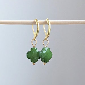 Glittrande Shamrock-örhängen: fasetterade gröna/vita glasklöverpärlor, 18k guldpläterade lättviktshängen, nickelfri St Patrick's Day-present