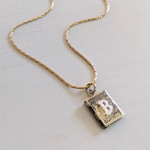 Zilveren/gouden aangepaste eerste boek medaillonketting - gepersonaliseerde vintage briefhanger mini antieke aandenken lezer schrijver leraar bestie cadeau