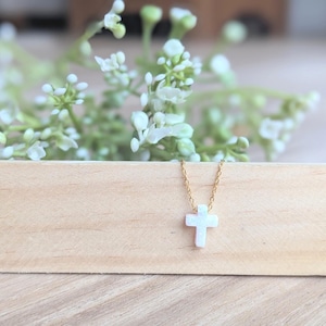 Collar de cruz de ópalo diminuto: delicada joyería cristiana bohemia playera blanca bañada en oro, regalo de Pascua, bautismo, comunión y primera confirmación.