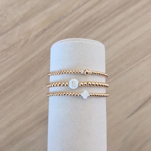 Pearl Shell Inicial 14k Pulsera con cuentas de oro- fe cruzada blanca cristiana delicada amistad minimalista bestie apilamiento regalo playero a juego