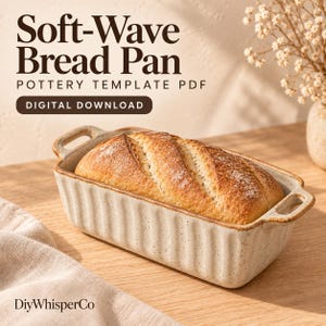 Puede incluir: Un molde rectangular de cerámica para pan con acabado en crema moteado y lados acanalados verticales, que cuenta con dos pequeñas asas en los extremos. El texto dice Soft-Wave Bread Pan, POTTERY TEMPLATE PDF, DIGITAL DOWNLOAD y DiyWhisperCo.