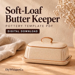 Puede incluir: Una mantequillera rectangular de cerámica con esmalte crema moteado y borde marrón, que incluye una tapa con un asa pequeña. El texto dice Soft-Loaf Butter Keeper, POTTERY TEMPLATE PDF, DIGITAL DOWNLOAD y DiyWhisperCo.