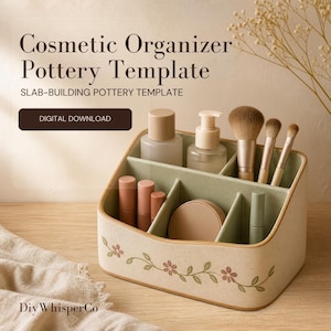 Può includere: Un organizer per cosmetici in ceramica a più scomparti, con esterno color crema decorato da un motivo a tralci floreali e interno verde salvia. Il testo recita: Cosmetic Organizer Pottery Template, SLAB-BUILDING POTTERY TEMPLATE, DIGITAL DOWNLOAD, Diy WhisperCo.