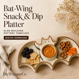 Puede incluir: Una bandeja de cerámica para aperitivos con forma de murciélago, acabado crema moteado y bordes marrones. La bandeja incluye un cuenco central para salsa y dos secciones laterales. Texto: Bat-Wing Snack & Dip Platter, SLAB-BUILDING POTTERY TEMPLATE, DIGITAL DOWNLOAD, DiyWhisperCo.