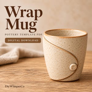 Könnte beinhalten: Ein gesprenkelter beiger Keramikbecher mit einem Wickeldesign und einem kleinen runden Knopfdetail. Der Text auf dem Bild lautet Wrap Mug, POTTERY TEMPLATE PDF, DIGITAL DOWNLOAD und DiyWhisperCo in dunkelbrauner Schrift.