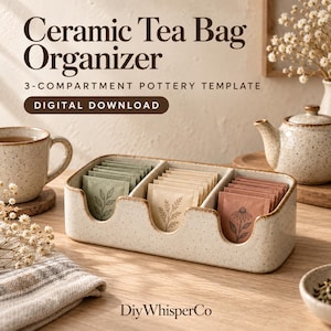 Peut inclure: Un organisateur de sachets de thé en céramique rectangulaire à trois compartiments, avec une finition blanc cassé mouchetée et des bords avant festonnés. Le texte indique Ceramic Tea Bag Organizer, 3-Compartment Pottery Template, Digital Download, DiyWhisperCo.