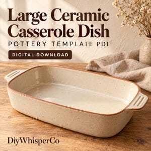 Puede incluir: Una fuente de horno rectangular grande de cerámica con acabado crema moteado y borde marrón. La fuente tiene dos asas laterales con tres ranuras horizontales cada una. Texto: Large Ceramic Casserole Dish, POTTERY TEMPLATE PDF, DIGITAL DOWNLOAD, DiyWhisperCo.