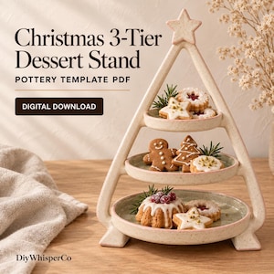 Op de afbeelding: Een keramische etagère met drie niveaus in de vorm van een kerstboom met een ster bovenop, voorzien van een gespikkelde crèmekleurige glazuurlaag en lichtgroene plateaus. Tekst: Christmas 3-Tier Dessert Stand, POTTERY TEMPLATE PDF, DIGITAL DOWNLOAD, DiyWhisperCo.