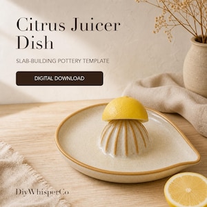Może przedstawiać: Ceramiczna wyciskarka do cytrusów z nakrapianym kremowym wykończeniem i brązowym brzegiem. Tekst głosi Citrus Juicer Dish, SLAB-BUILDING POTTERY TEMPLATE, DIGITAL DOWNLOAD oraz DiyWhisperCo. Połówka żółtej cytryny spoczywa na stożku wyciskającym.