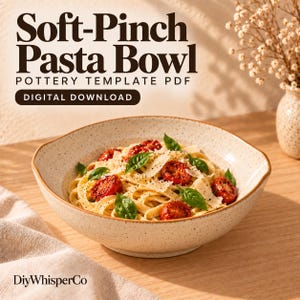 Könnte beinhalten: Eine gesprenkelte, beigefarbene Keramik-Pastaschale mit Fettuccine, gerösteten Tomaten, Basilikum und Parmesan. Der Text lautet Soft-Pinch Pasta Bowl, POTTERY TEMPLATE PDF, DIGITAL DOWNLOAD und DiyWhisperCo. Die Schale hat einen breiten Rand.