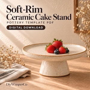 Könnte beinhalten: Eine digitale PDF-Töpfervorlage für einen Keramik-Kuchenständer mit weichem Rand. Das Bild zeigt einen gesprenkelten, cremefarbenen Keramik-Kuchenständer mit einer breiten, flachen Platte und einem Sockelfuß, garniert mit Erdbeeren.
