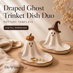 Puede incluir: Dos platos de cerámica color hueso con forma de fantasma, textura moteada y bordes marrones. Un fantasma lleva un sombrero de bruja marrón y el otro una pequeña calabaza naranja. Texto: Draped Ghost Trinket Dish Duo, POTTERY TEMPLATE, DIGITAL DOWNLOAD, DiyWhisperCo.