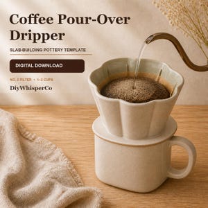Pode incluir: Um coador de café de cerâmica com borda recortada sobre uma caneca a combinar. O texto diz: Coffee Pour-Over Dripper, SLAB-BUILDING POTTERY TEMPLATE, DIGITAL DOWNLOAD, NO. 2 FILTER, 1-2 CUPS e DiyWhisperCo. A água sai de um bico.