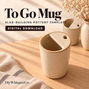Puede incluir: Una taza de cerámica beige moteada con un borde interior semicircular y un pequeño orificio, con el texto To Go Mug, SLAB-BUILDING POTTERY TEMPLATE, DIGITAL DOWNLOAD y DiyWhisperCo, presentado como un recurso de diseño digital.