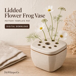 Peut inclure: Un vase en céramique beige avec un couvercle perforé de plusieurs ouvertures circulaires, contenant des fleurs cosmos blanches. Le texte indique Lidded Flower Frog Vase, POTTERY TEMPLATE PDF, DIGITAL DOWNLOAD et DiyWhisperCo.