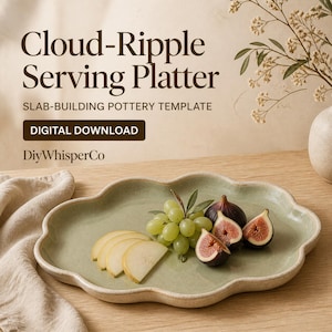 Könnte beinhalten: Eine hellgrüne, wolkenförmige Servierplatte aus Keramik mit gewelltem Rand. Der Text lautet: Cloud-Ripple Serving Platter, SLAB-BUILDING POTTERY TEMPLATE, DIGITAL DOWNLOAD und DiyWhisperCo. Die Platte enthält grüne Weintrauben, Feigen und Birnenscheiben.
