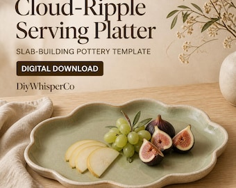Puede incluir: Una bandeja de cerámica de color verde claro con forma de nube y borde festoneado. El texto dice: Cloud-Ripple Serving Platter, SLAB-BUILDING POTTERY TEMPLATE, DIGITAL DOWNLOAD y DiyWhisperCo. La bandeja contiene uvas verdes, higos y peras.