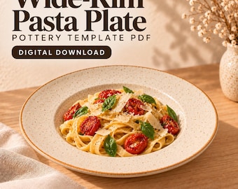 Pode incluir: Um modelo de cerâmica em PDF para um prato de massa de aba larga com o texto Wide-Rim Pasta Plate POTTERY TEMPLATE PDF DIGITAL DOWNLOAD e DiyWhisperCo. O prato é creme salpicado com uma borda castanha, contendo massa com tomates.
